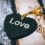 Il significato del cuore nero 🖤: cosa vuol dire e perchè usarlo