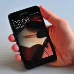 Smartphone più grandi ma meno comodi, la nuova tendenza dei produttori